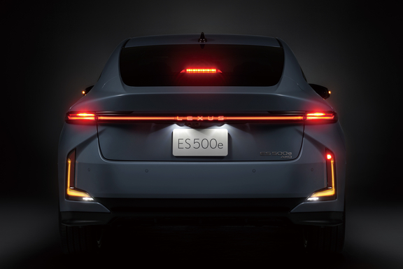 ES500e “version L” AWD ソウ〈1M9〉